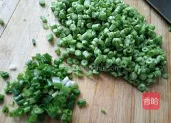 Illustration of how to make cowpea and egg fried rice 1