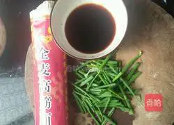 Illustration of how to make noodles with scallion oil 1