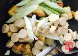 Illustration of how to make dry stir-fried steamed buns 5