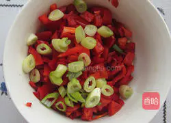 Illustration of how to make the special sauce dumpling wrappers 2