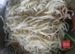 Illustration of how to make ham and egg fried noodles 1