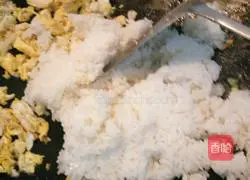 Illustration of how to make egg fried rice 2