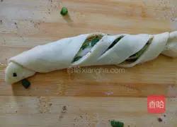 Illustration of how to make salt and pepper scallion pancake 8