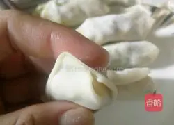 Illustration of how to make dumpling skin pot stickers 13