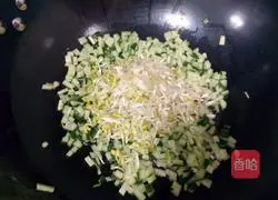 Soybean sprouts and cucumber fried rice recipe illustration 7