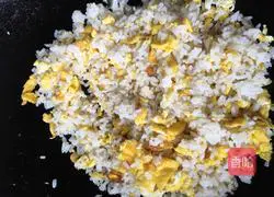 Illustration of how to make egg fried rice 7