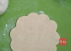 Illustration of how to make angry little chicken steamed buns 12