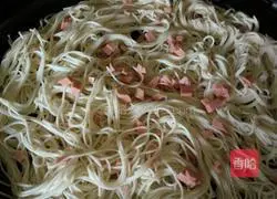 Illustration of how to make thin ham pancakes 7