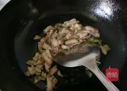 Illustration of how to make diced eggplant noodles 6