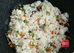 Illustration of how to make fried rice with bacon rolls 2