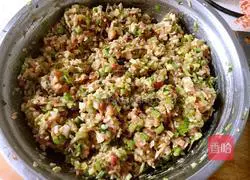 Illustration of how to make beef dumpling stuffing 8