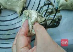 Illustration of how to make dregs sesame cakes 8