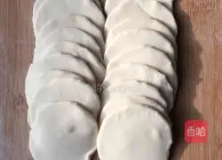 Illustration of how to make leek, egg and shrimp skin dumplings 6