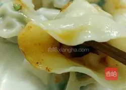 Illustration of how to make leek and pork dumplings 12