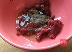 Illustration of how to make shrimp and beef fried rice 1