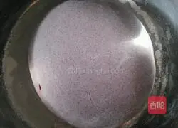 Illustration of how to make black rice noodles steamed buns 1