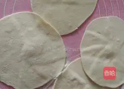 Illustration of how to make cowpea, carob and fungus meat buns 13