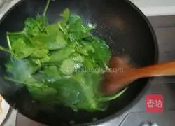 Illustration of how to make spinach, egg and shrimp noodles 6