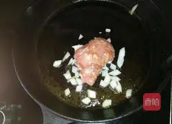 Illustration of how to make spicy pork and mushroom noodles 4