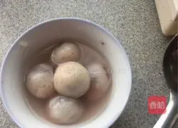 Illustration of how to make crystal bean paste dumplings 5
