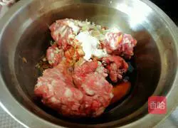 Illustration of how to make cabbage and pork wontons 2