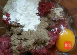 Illustration of how to make lettuce and beef patties 3