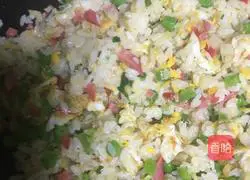 Illustration of how to make colorful fried rice 7