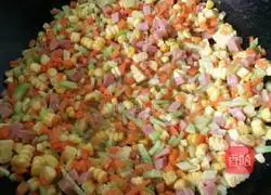 Illustration of how to make pastoral corn and ham fried rice 6