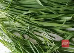 Illustration of how to make shrimp, leek and egg dumpling filling 1