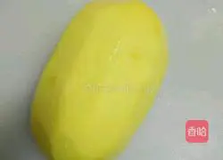 Illustration of how to make shredded potato and egg pancakes 1