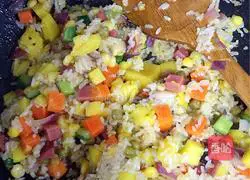 Illustration of how to make seafood pineapple fried rice 2