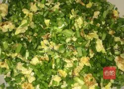 Illustration of how to make chive and egg stuffing mini-pies 1