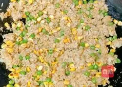 Illustration of how to make pineapple and vegetables fried rice 9