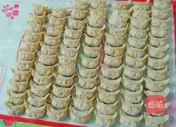 Illustration of how to make mushroom and lean meat dumplings 10