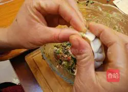 Illustration of how to make crescent dumplings 15