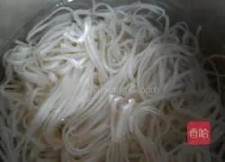 Illustration of how to make noodles with scallion oil 3