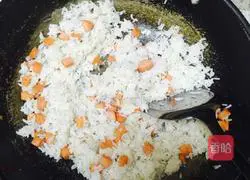 Illustration of how to make colorful fried rice 5