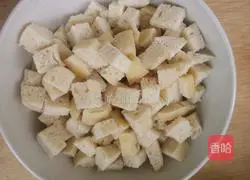 Illustration of how to make fried steamed buns 1