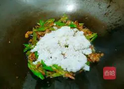 Illustration of how to make fried rice with shredded pork and double peppers 17