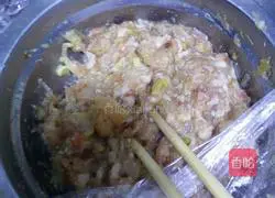 Illustration of how to make shrimp and pork wontons 2