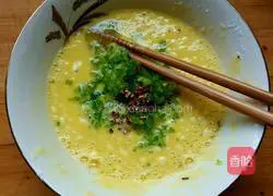 Illustration of how to make colorful pepper egg pancake 5