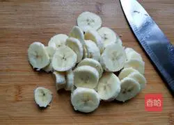 Illustration of how to make banana milk waffles 3