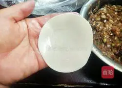 Illustration of how to make beef and green onion dumplings 10