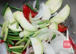 Illustration of how to make Xinjiang fried noodles 13