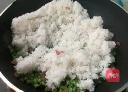 Illustration of how to make cowpea bacon soy sauce fried rice 5