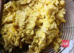 Illustration of how to make steamed buns with egg, tofu and vermicelli stuffing 6