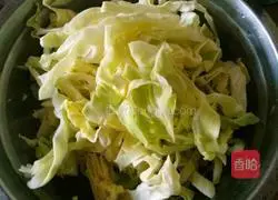 Illustration of how to make fried cabbage pancakes 1
