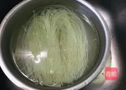 Illustration of how to make slurry rice noodles 1