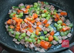 Illustration of how to make fried rice with mixed vegetables, ham and eggs 8