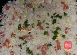 Illustration of how to make sausage and egg fried rice 4